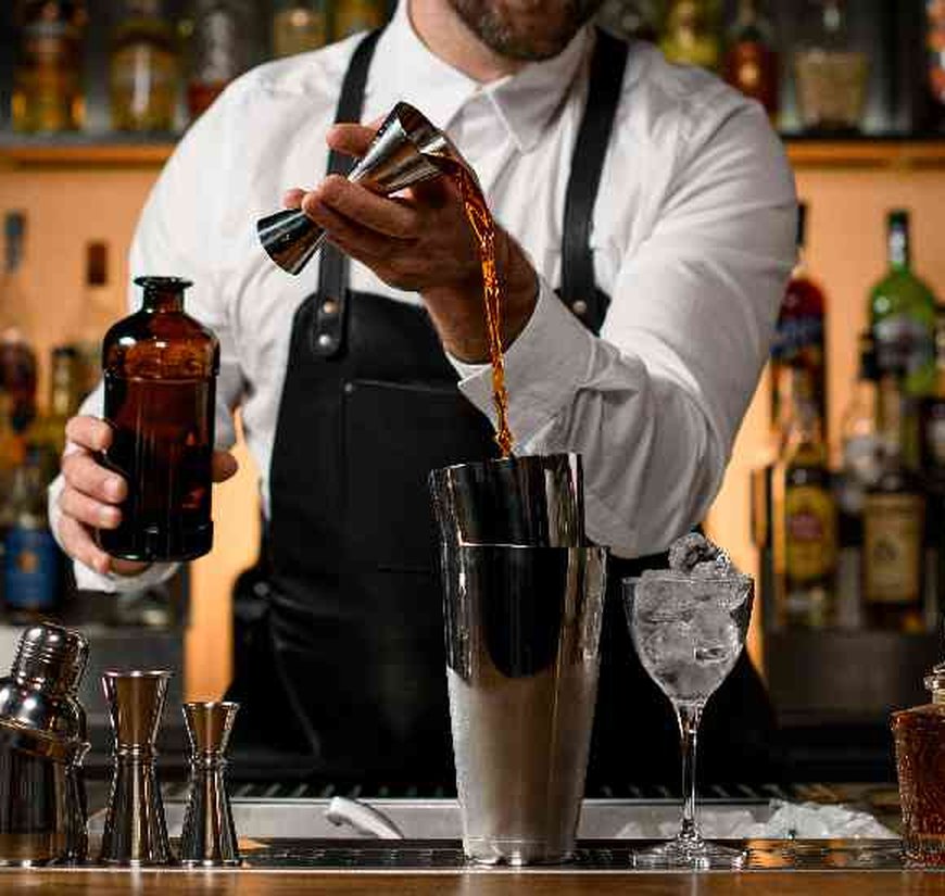 Bartender preparando un cóctel en directo